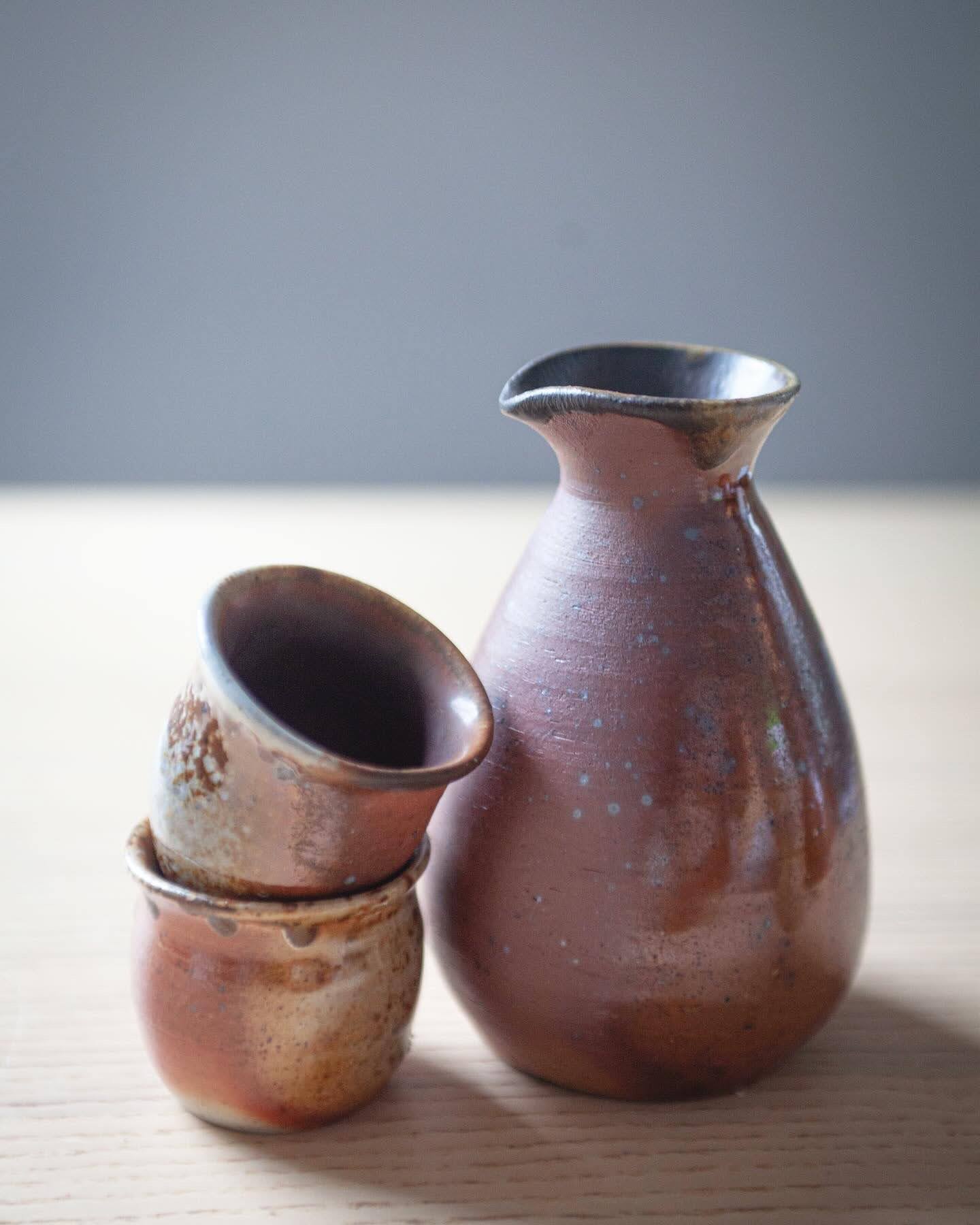 A sake bottle and two cups