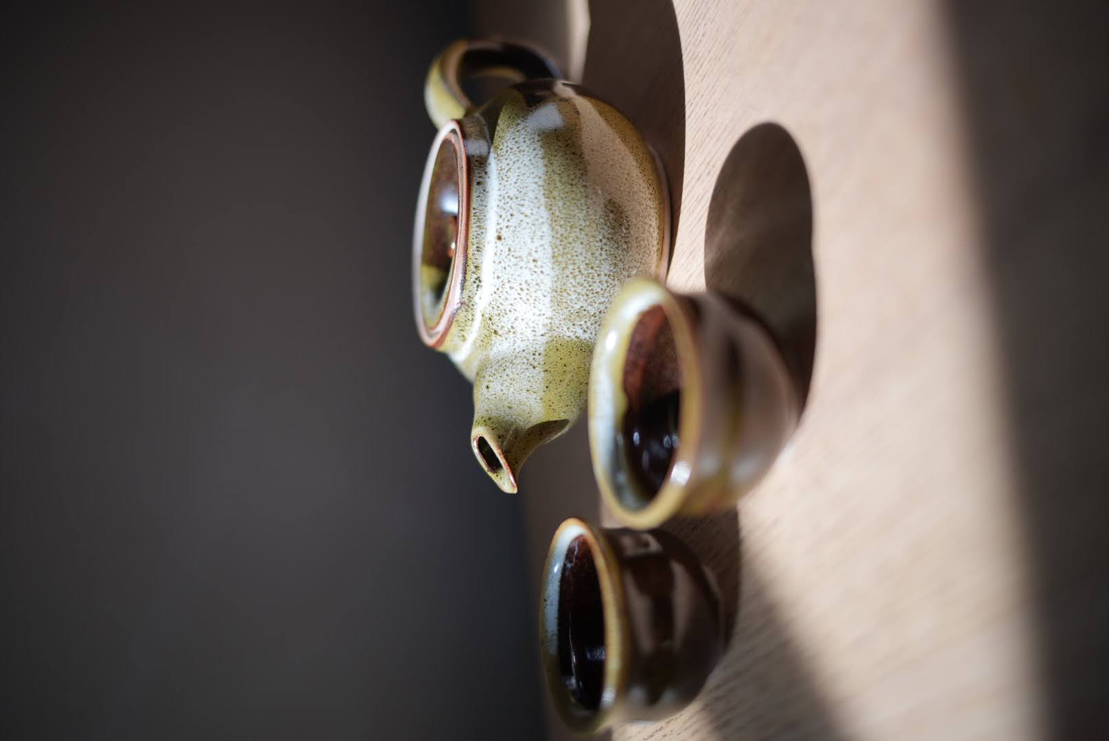 A teapot and teacups